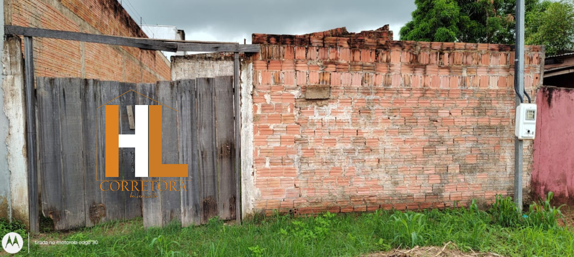 Pode ser seu este terreno com uma construção