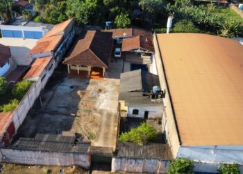 RESIDÊNCIA A VENDA PRÓXIMO AO VIADUTO DA JATUARANA