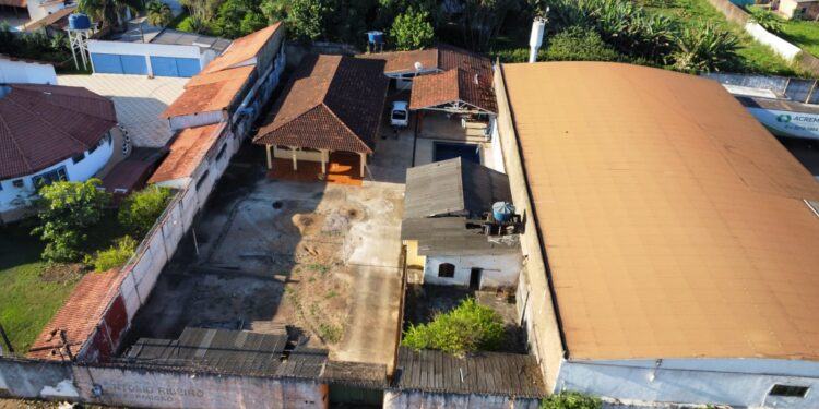 RESIDÊNCIA A VENDA PRÓXIMO AO VIADUTO DA JATUARANA