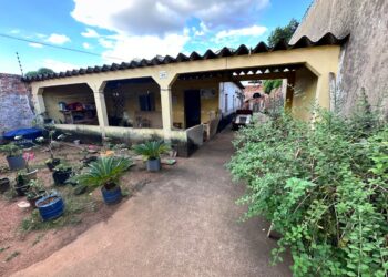 VENDENDO: Casa com 3 quartos e 2 suítes no Tancredo Neves – Terreno 10 x 30 m