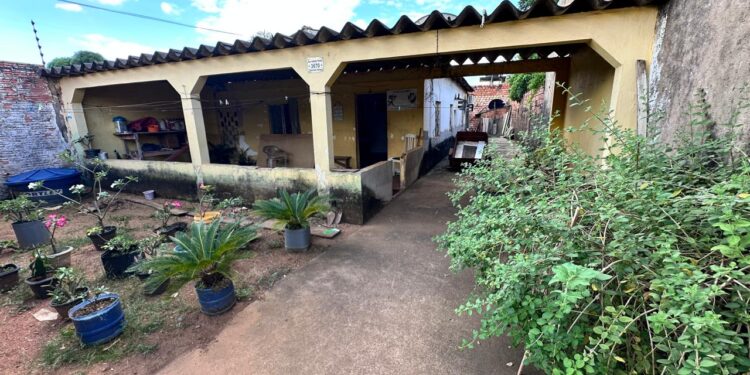 VENDENDO: Casa com 3 quartos e 2 suítes no Tancredo Neves – Terreno 10 x 30 m